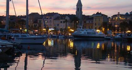 Garden Apartment 3 to 4 people, residential area, close to beach