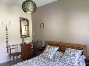 3 chambres, fer et planche à repasser, Wi-Fi, draps fournis
