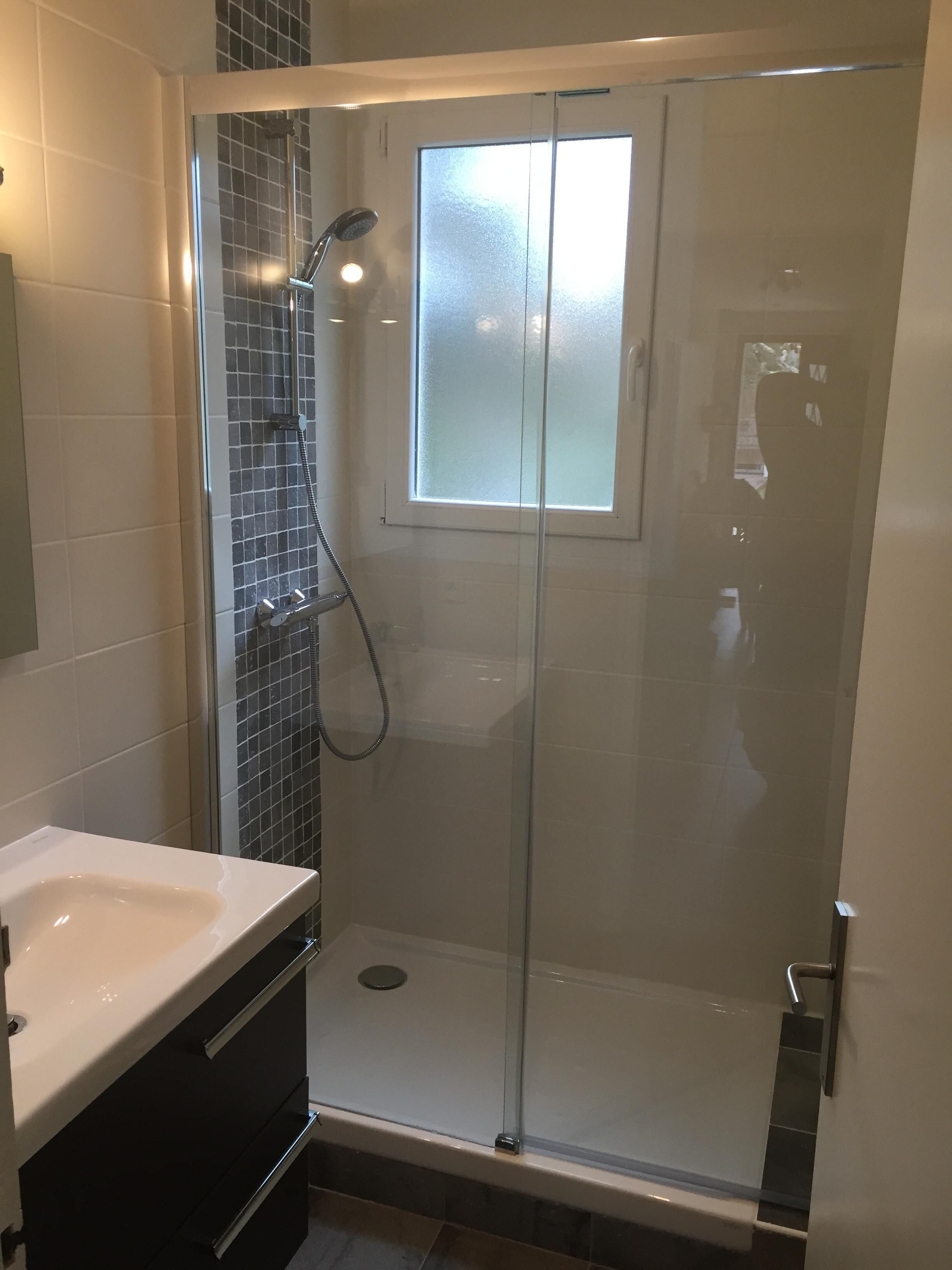 Een douche, een haardroger, handdoeken
