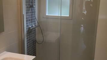 Een douche, een haardroger, handdoeken