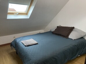 1 habitación, escritorio, tabla de planchar con plancha y cuna de viaje