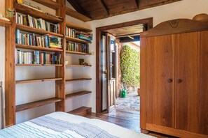 2 chambres, coffres-forts dans les chambres, fer et planche à repasser