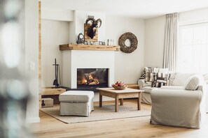 Fernseher, Kamin, Bücher, Stereoanlage