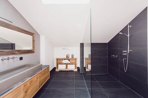 Baignoire, séchoir à cheveux, bidet, serviettes fournies
