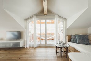 Fernseher, Kamin, Bücher, Stereoanlage