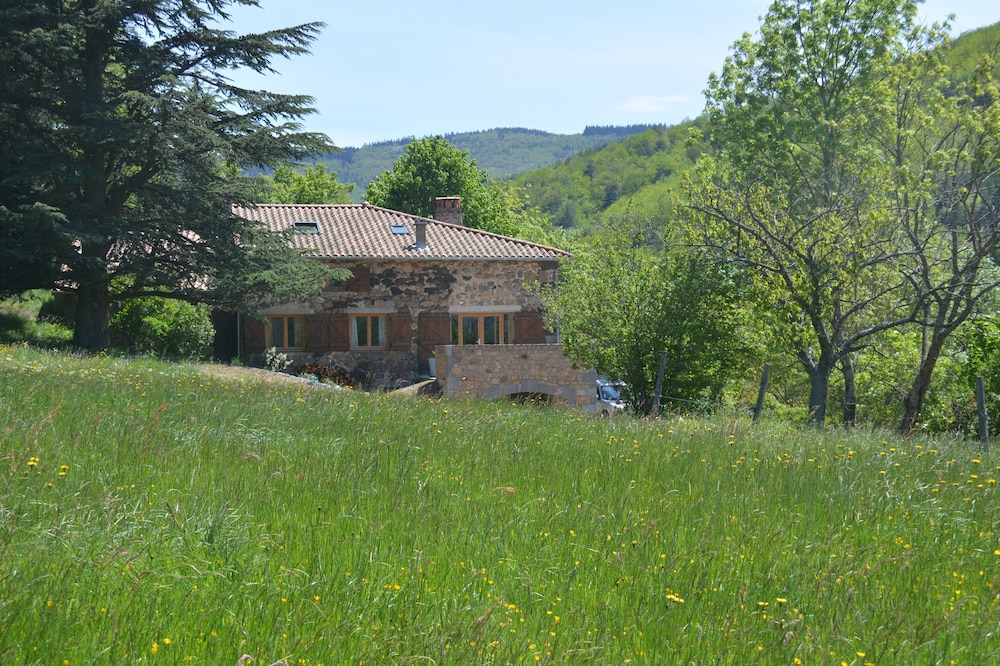 In the middle of nature, large and comfortable farm, completely renovated in 2016