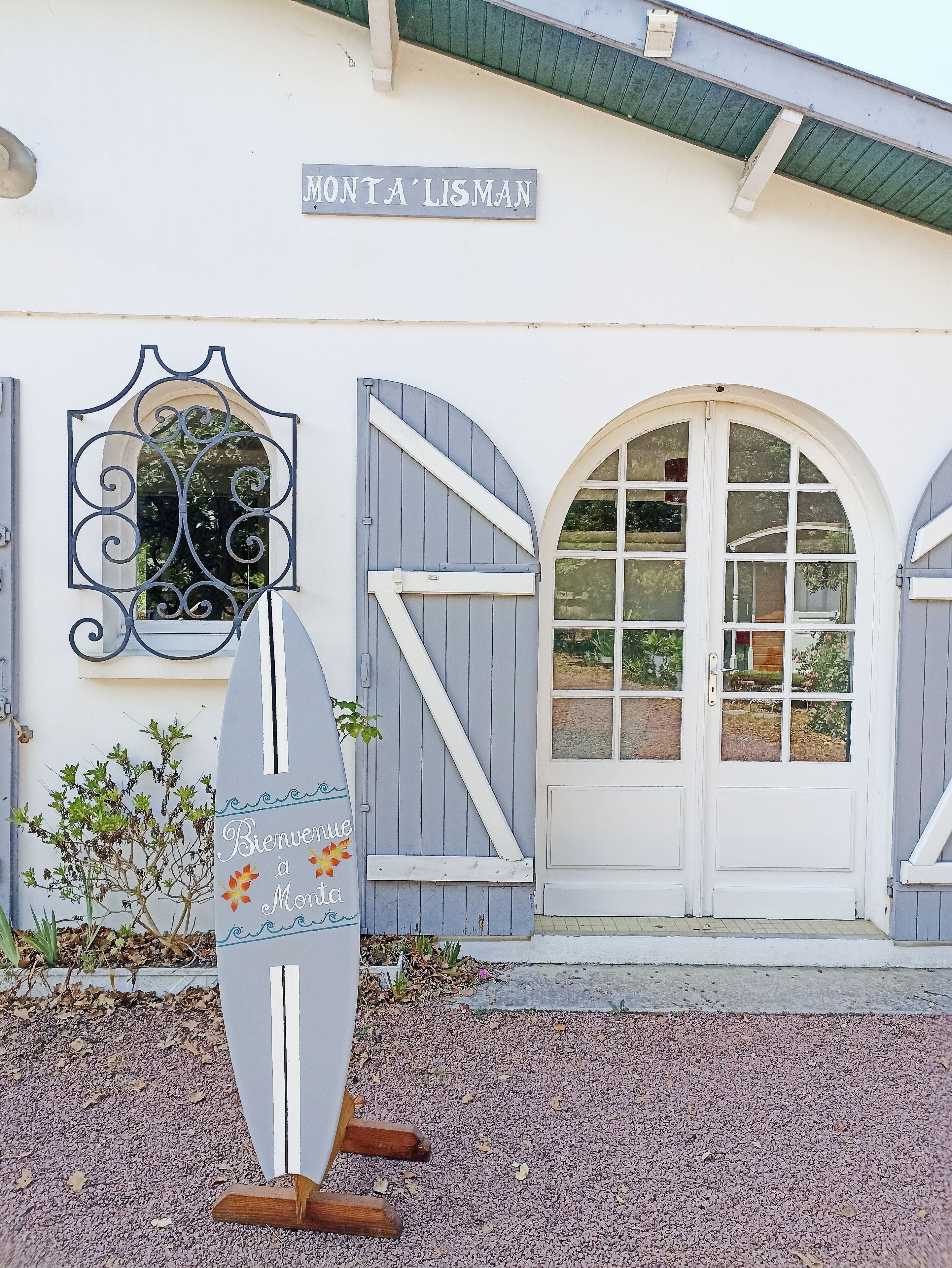 Ein Gebäude mit einem Schild, auf dem 