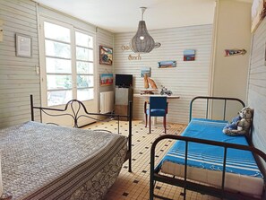 7 bedrooms, iron/ironing board, cots/infant beds, Internet - House sleeps 15 - 500 m from the beach (Vendays-Montalivet)