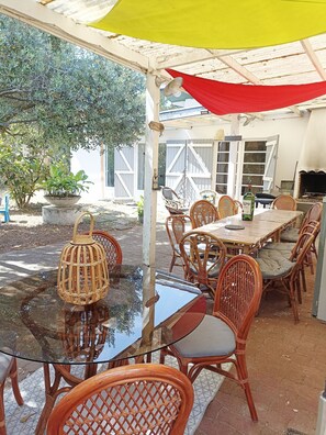 Outdoor dining - House sleeps 15 - 500 m from the beach (Vendays-Montalivet)