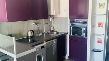 Réfrigérateur, micro-ondes, plaque de cuisson, lave-vaisselle