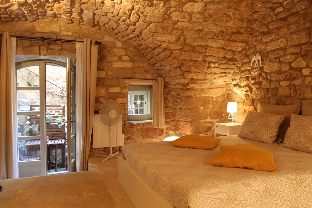 Charming independent bedroom / Charming independent bedroom / Bonnieux Luberon