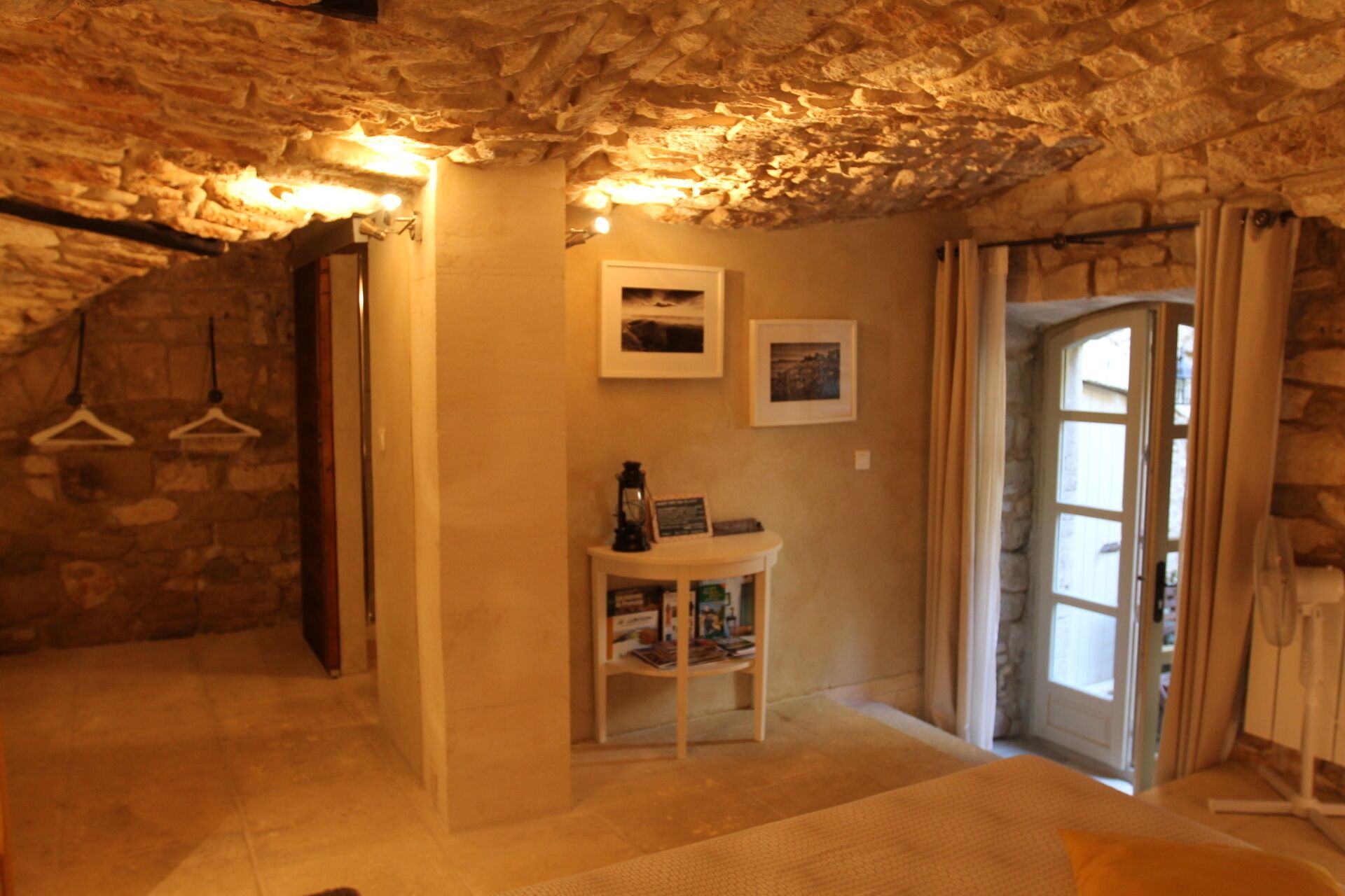 Charming independent bedroom / Charming independent bedroom / Bonnieux Luberon