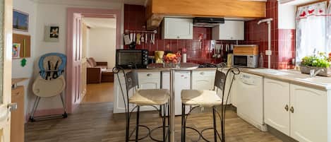 Réfrigérateur, four à micro-ondes, un four, surface de cuisson