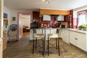 Frigorífico, microondas, horno y placa de cocina