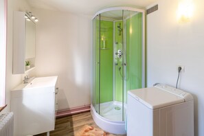 Douche, sĂšche-cheveux, savon
