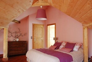 4 bedrooms, iron/ironing board, free WiFi, bed sheets