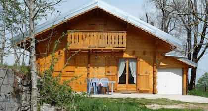 Chalet détente à la montagne idéal pour randonner et skier, WIFI