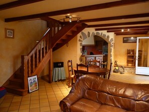 Una televisión, una chimenea, libros, un reproductor estéreo