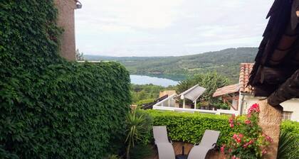 3-room house with garden and pool facing Lake Montpezat