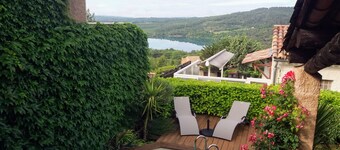 3-room house with garden and pool facing Lake Montpezat
