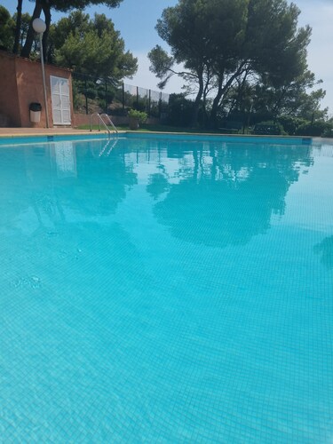 Encantador apartamento para 5 personas con amplia terraza y aire acondicionado en la planta baja.