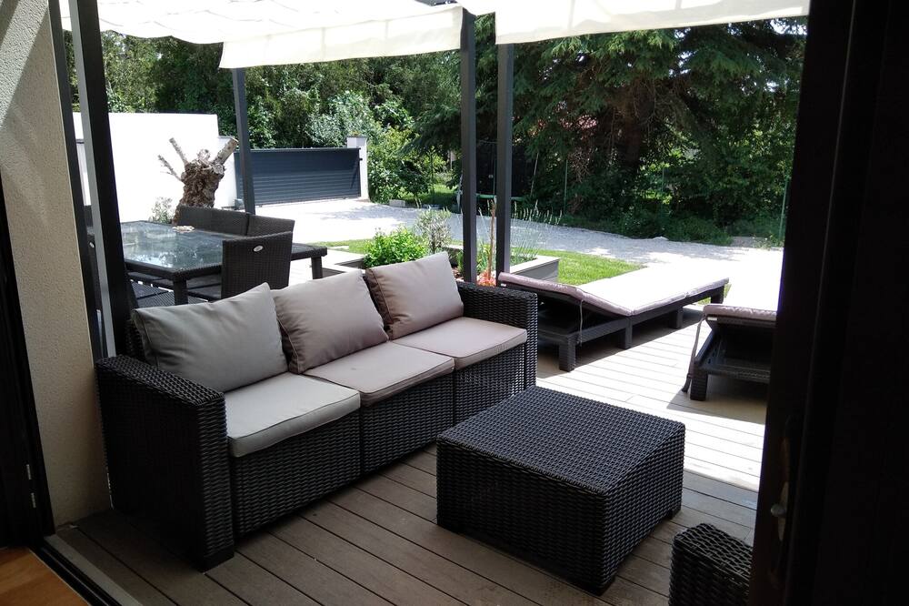 Large family home with pool int + pied à terre \"Les filles des jardins\"