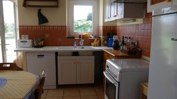 Een koelkast, een microgolfoven, een oven, een kookplaat