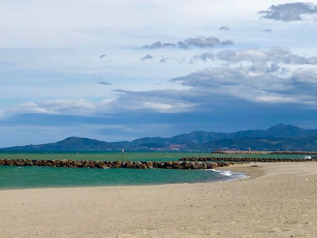 Beach nearby, sun loungers