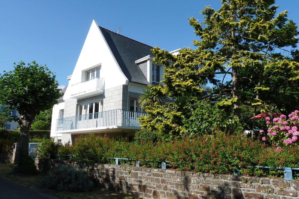 Family seaside villa 30 meters from Morgat beach, for 10 people