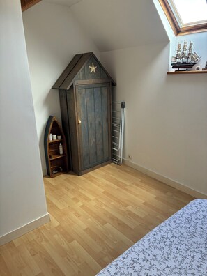 2 bedrooms, iron/ironing board, travel cot, WiFi