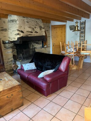 TV, fireplace - our little love nest on the edge of the ocean (Sarzeau)