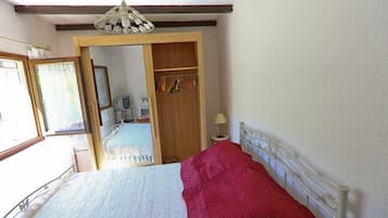 1 dormitorio, tabla de planchar con plancha, wifi gratis y ropa de cama