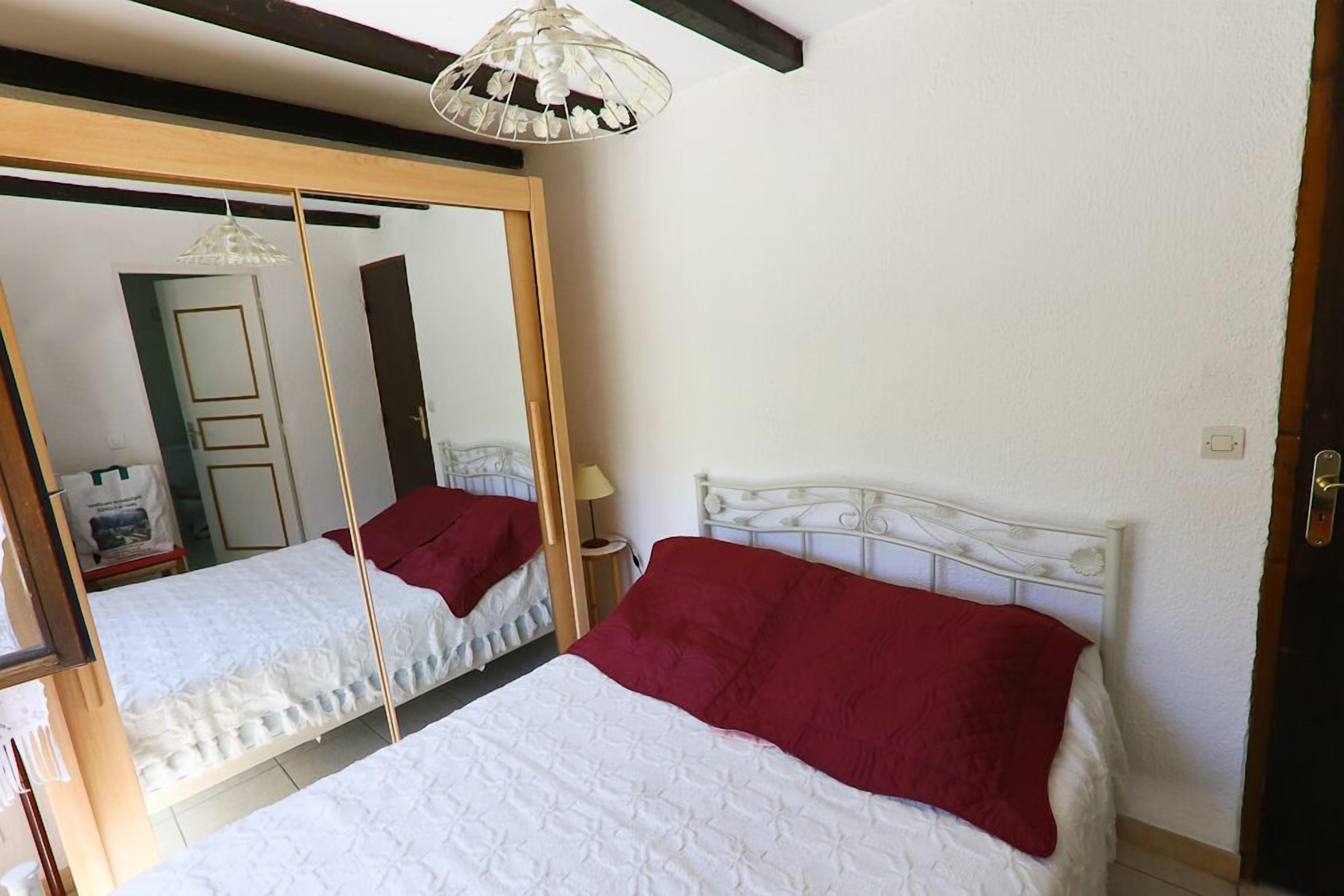 1 chambre, fer et planche à repasser, Wi-Fi gratuit, draps fournis