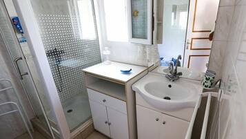 Douche, sĂšche-cheveux, serviettes fournies, papier toilette