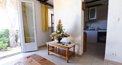 Haus mit Garten, nahe am Strand, für 2 Personen, komplett ausgestattet.
