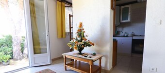House with garden, close to the beach, for 2 people, fully equipped.