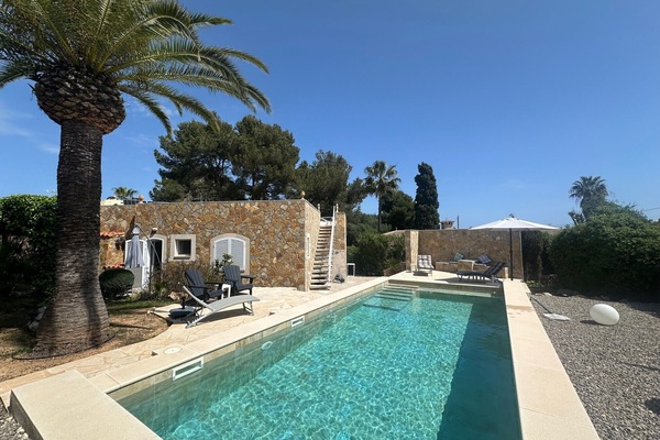 Front mit Poolterrassen