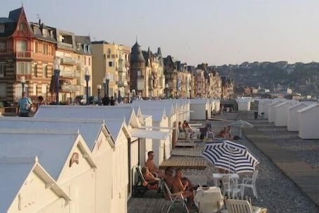 Outdoor dining. Furnished studio overlooking the sea at Mers-les-Bains