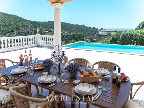 Spacious villa with lovely view to the landscape and the sea