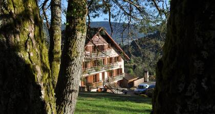 Gîte-Severine-Bergblick-Familie-Ensuite mit Bad