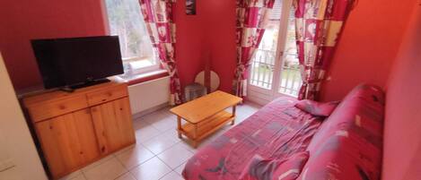 2 bedrooms, iron/ironing board, travel crib, free WiFi