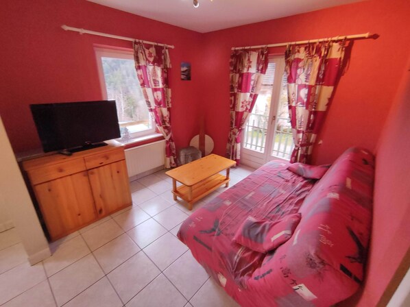 2 habitaciones, tabla de planchar con plancha y cuna de viaje 