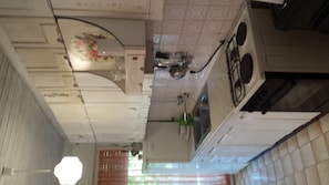 Réfrigérateur, four, plaque de cuisson, cafetière/bouilloire