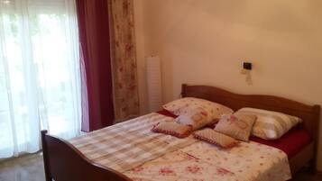 5 bedrooms, iron/ironing board, travel cot, free WiFi