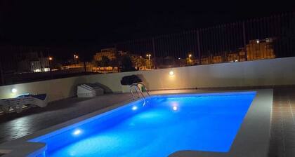 Kaunis itsenäinen huvila, oma uima-allas, lemmikit tervetulleita