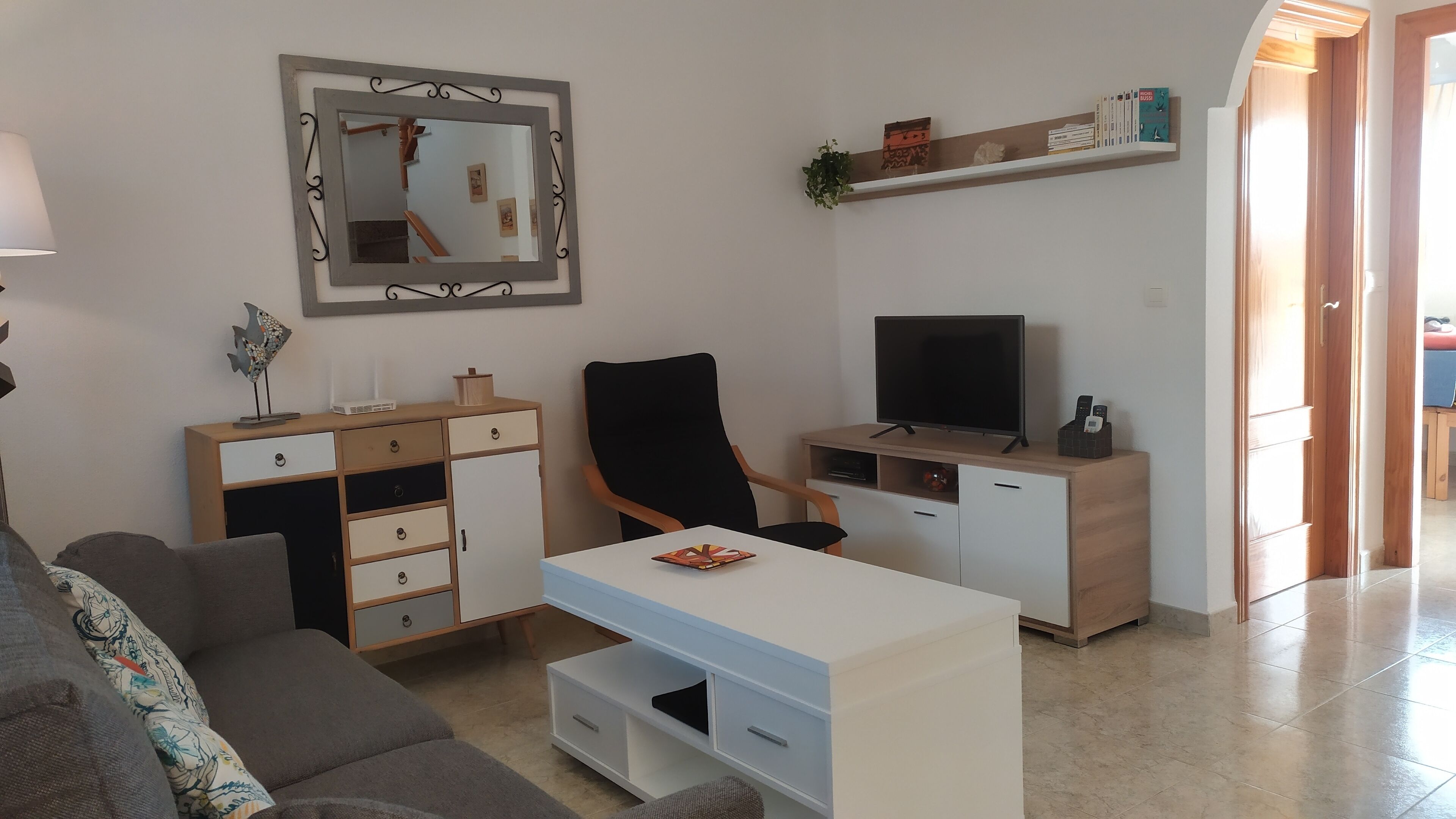 Een televisie, een dvd-speler, boeken en een stereo