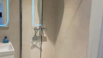Combined shower/bathtub, hair dryer, towels
