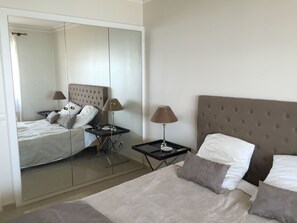 1 bedroom, desk, iron/ironing board, free WiFi - Luxurious 2P seaside Clim floor panoramic view parking residence prestige (Antibes)