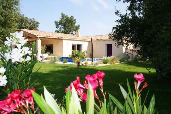 villa avec jardin arboré et piscine privé