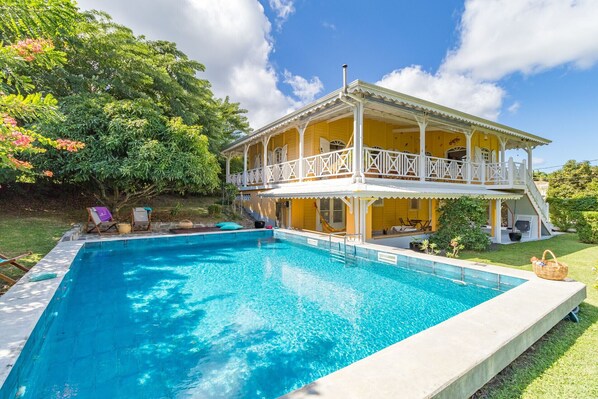 A two-story house with a swimming pool. - Mabouya (Le Diamant)